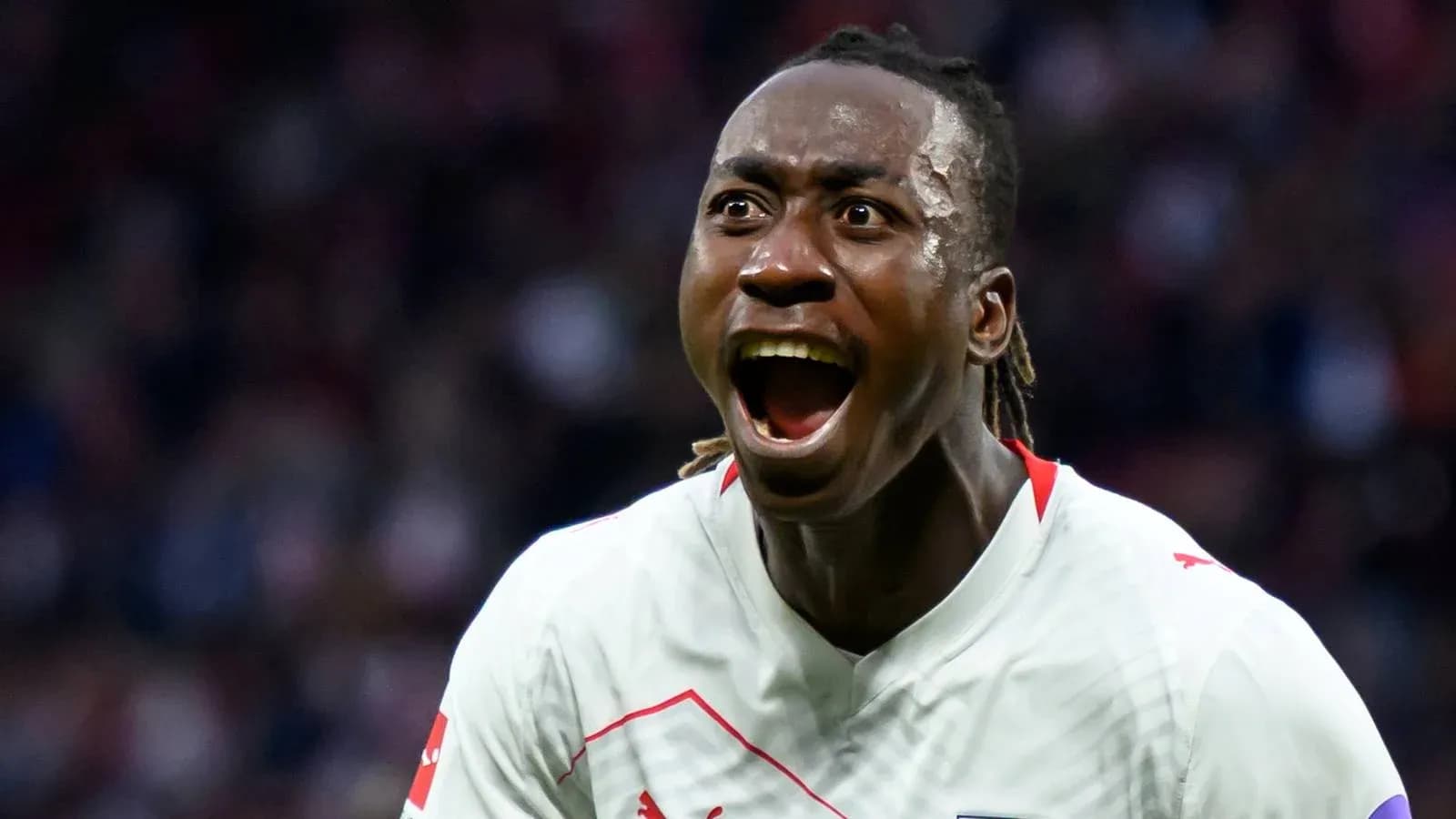 Joueur célébrant un but avec enthousiasme