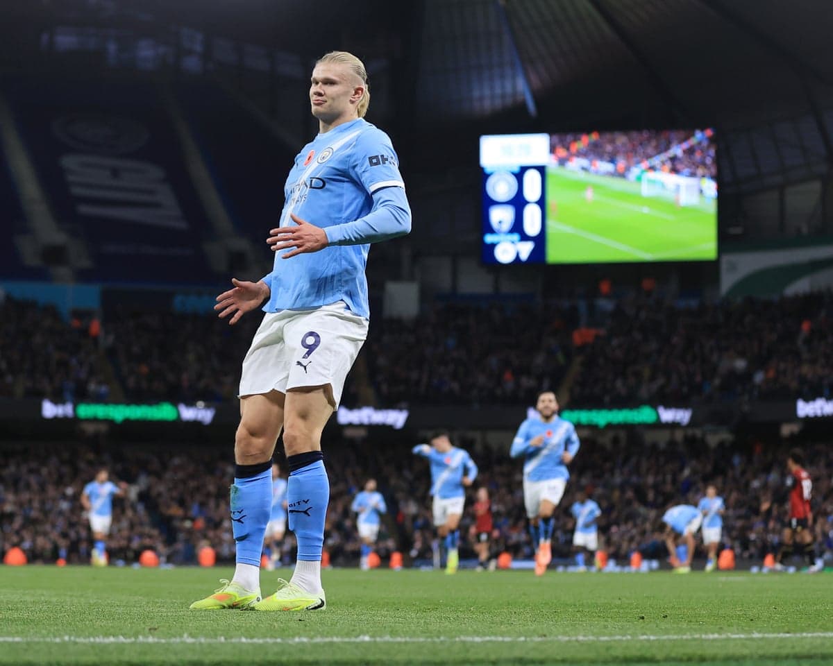 Erling Haaland célébrant un but lors du match