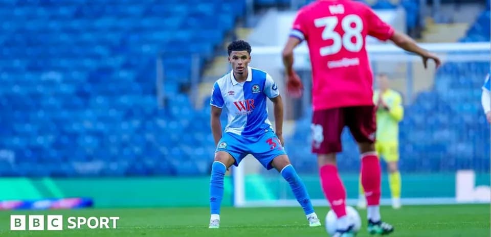 Joueur de Blackburn Rovers en position défensive sur le terrain