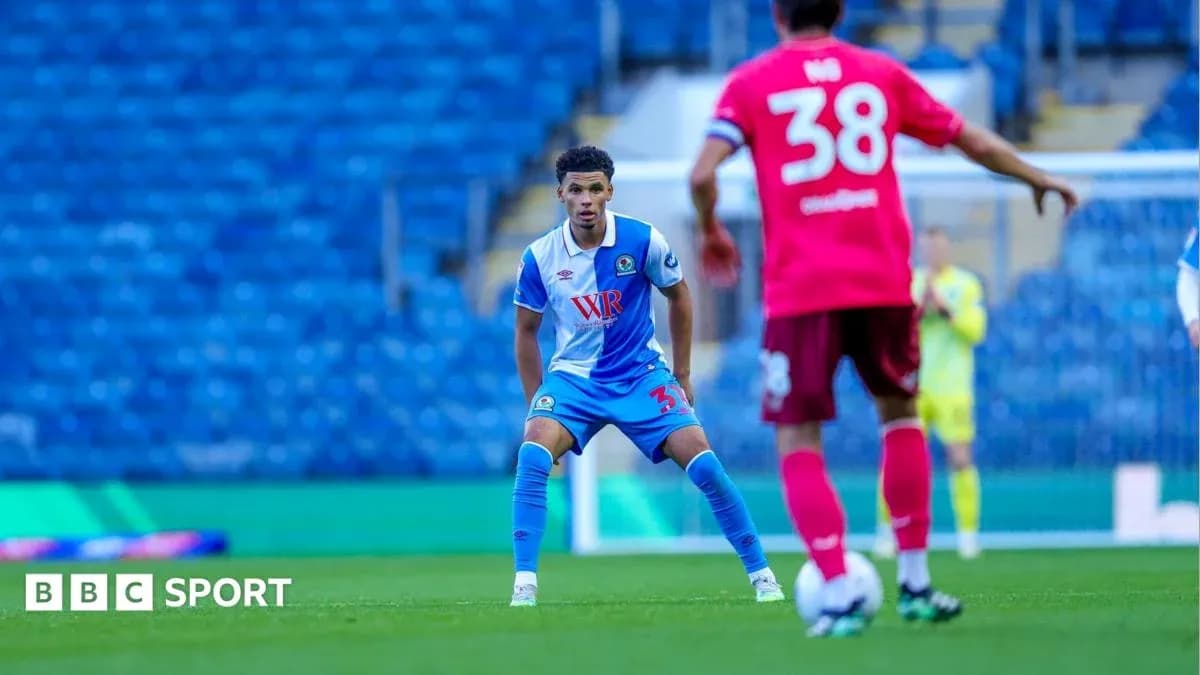 Joueur de Blackburn Rovers en position défensive sur le terrain