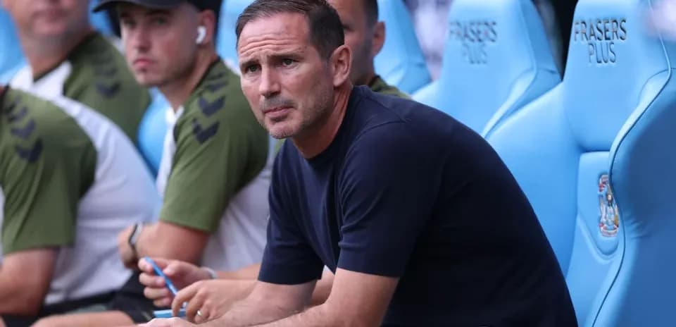 Entraîneur assis sur le banc pendant le match