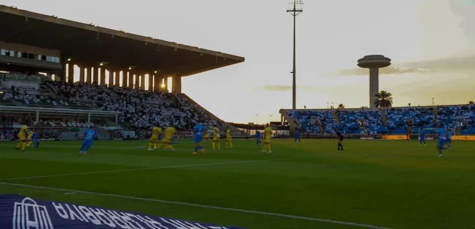Match de football avec des joueurs en action sur le terrain