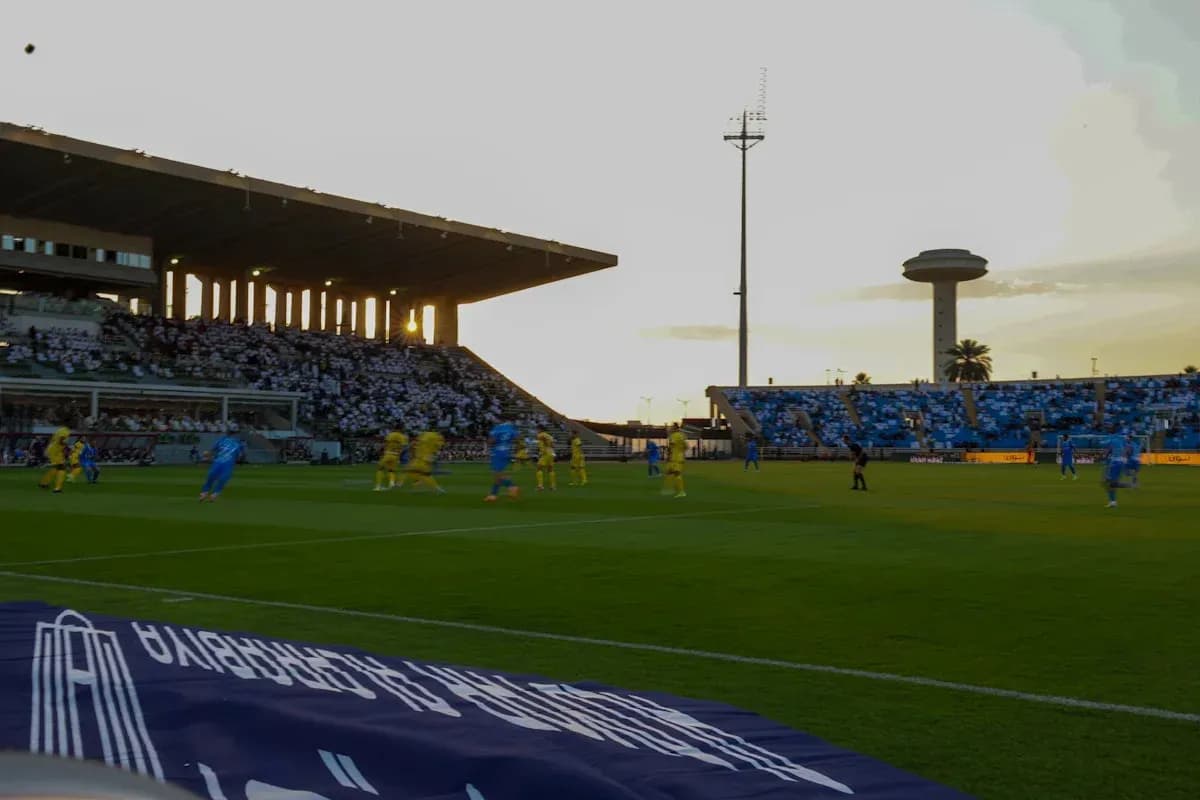 Match de football avec des joueurs en action sur le terrain