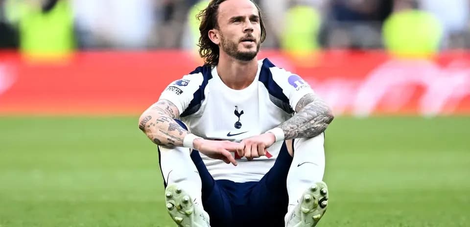 Joueur de Tottenham assis sur le terrain après le match