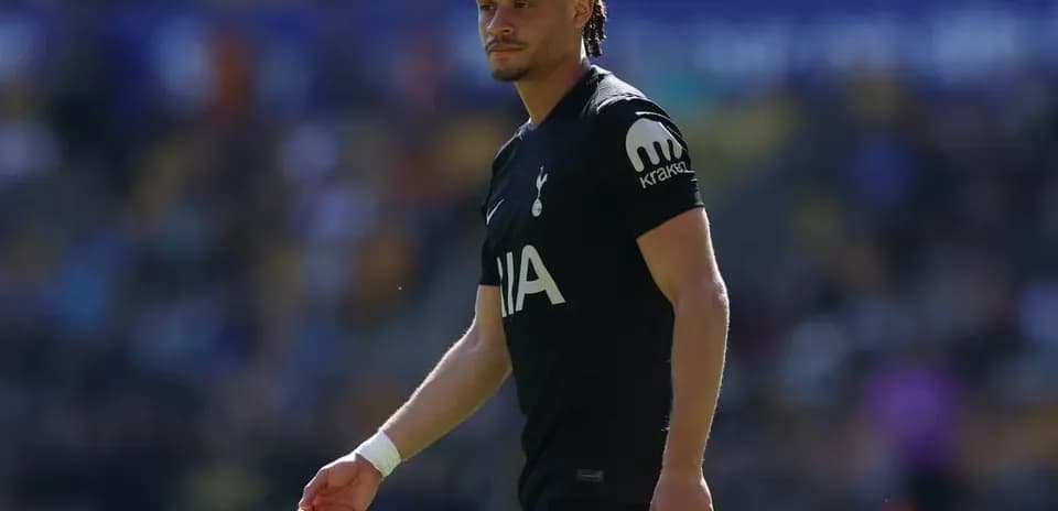 Joueur de Tottenham marchant sur le terrain