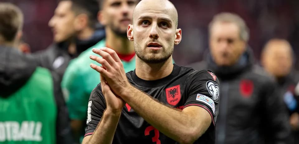 Joueur d'Albanie applaudissant après le match