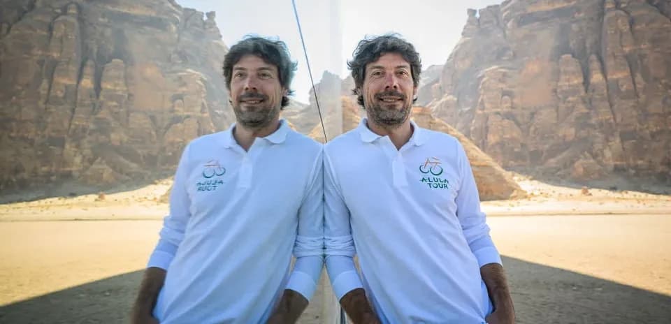 Homme souriant devant des montagnes dans le désert