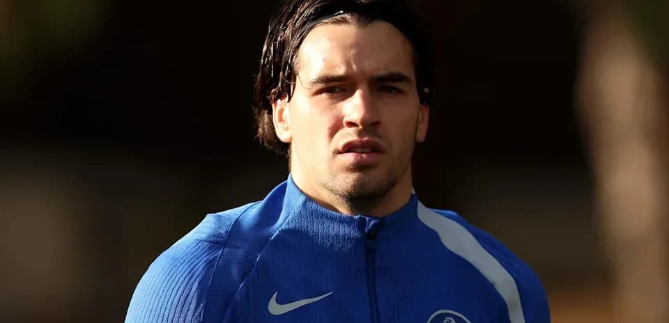 Joueur de football en tenue d'entraînement bleue