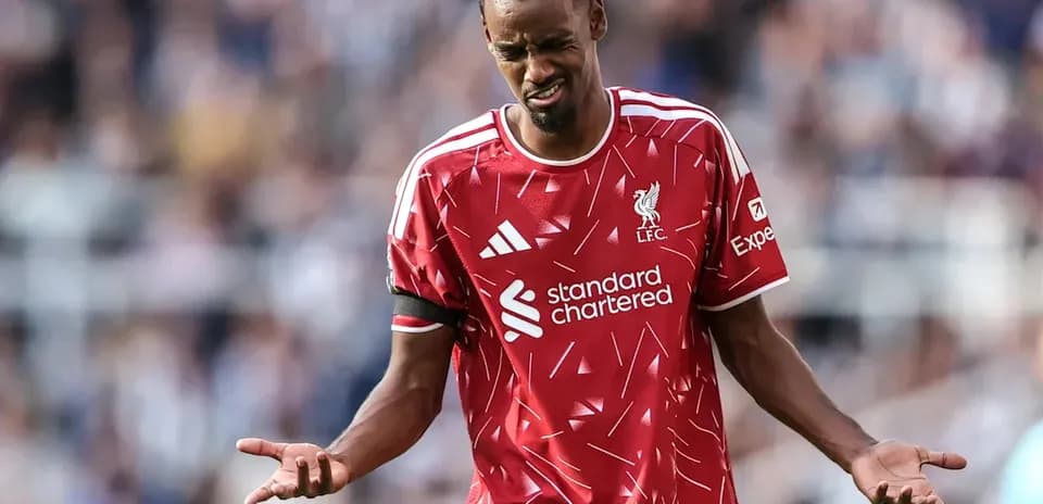 Joueur de Liverpool montrant des signes de frustration sur le terrain