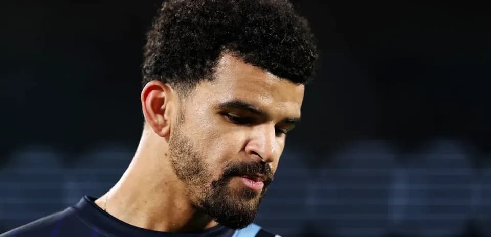 Joueur de football regardant vers le bas