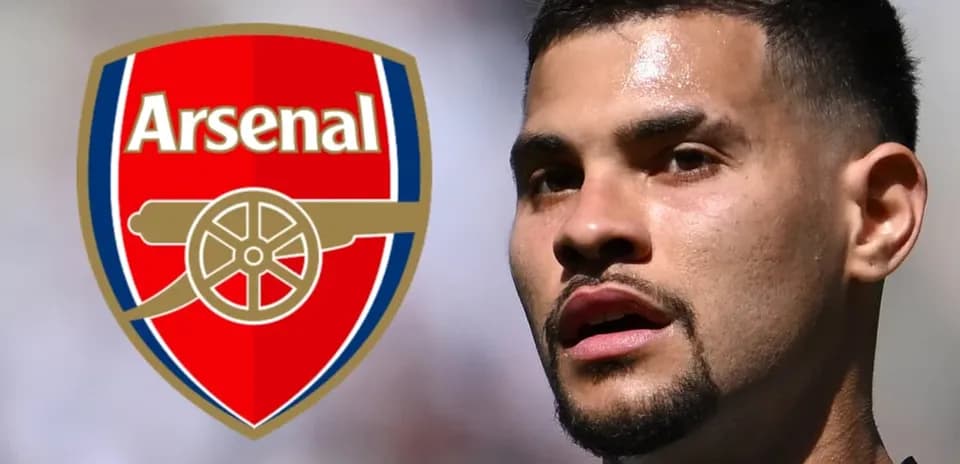 Joueur avec logo d'Arsenal en arrière-plan