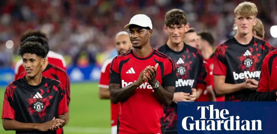 Joueurs de Manchester United applaudissant avant le match