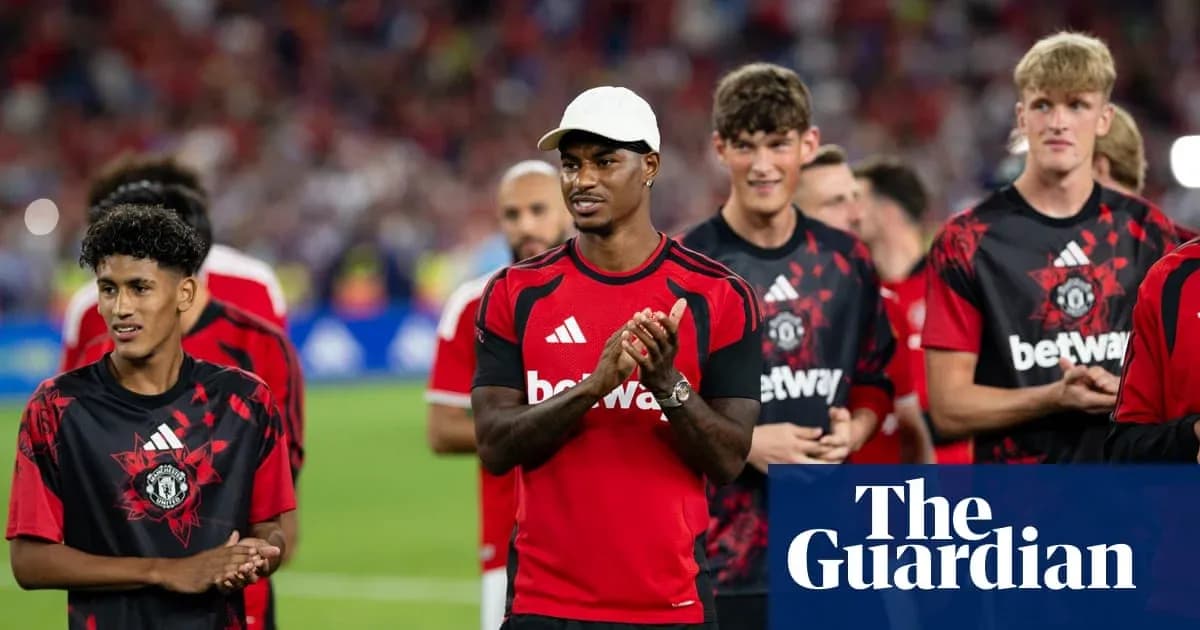 Joueurs de Manchester United applaudissant avant le match