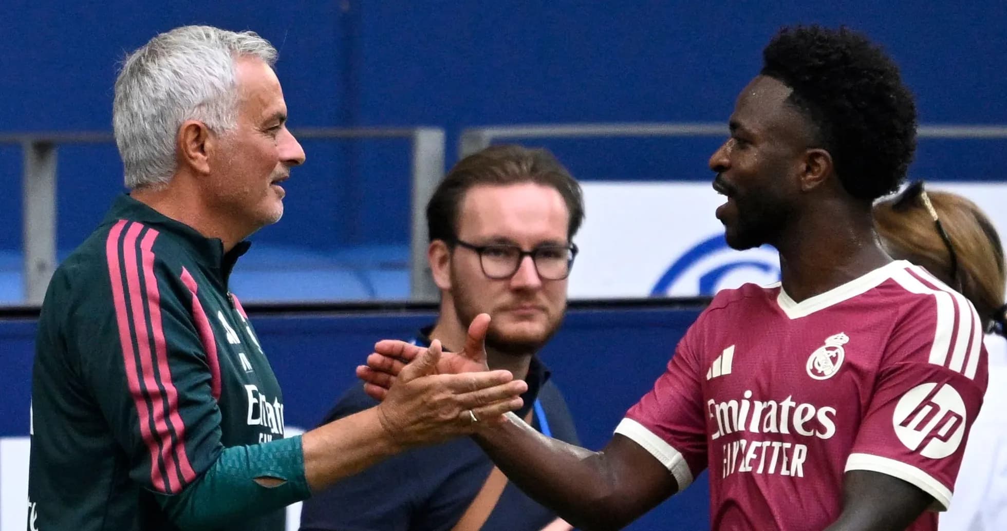Deux hommes se serrant la main sur le terrain
