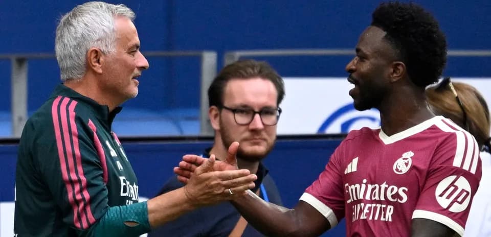 Deux hommes se serrant la main sur le terrain