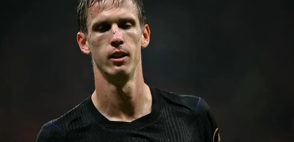 Joueur en maillot noir sur le terrain de football