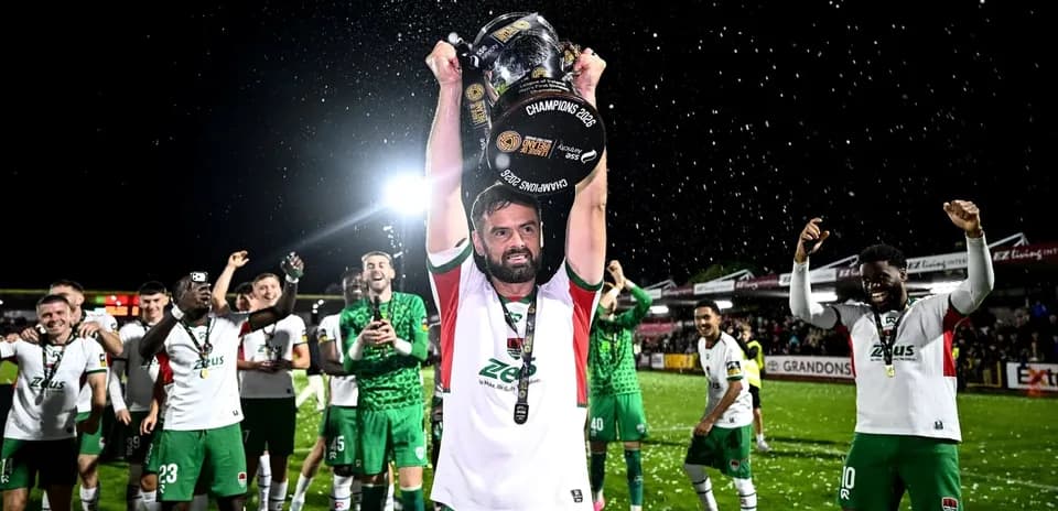 Joueur levant le trophée avec ses coéquipiers célébrant