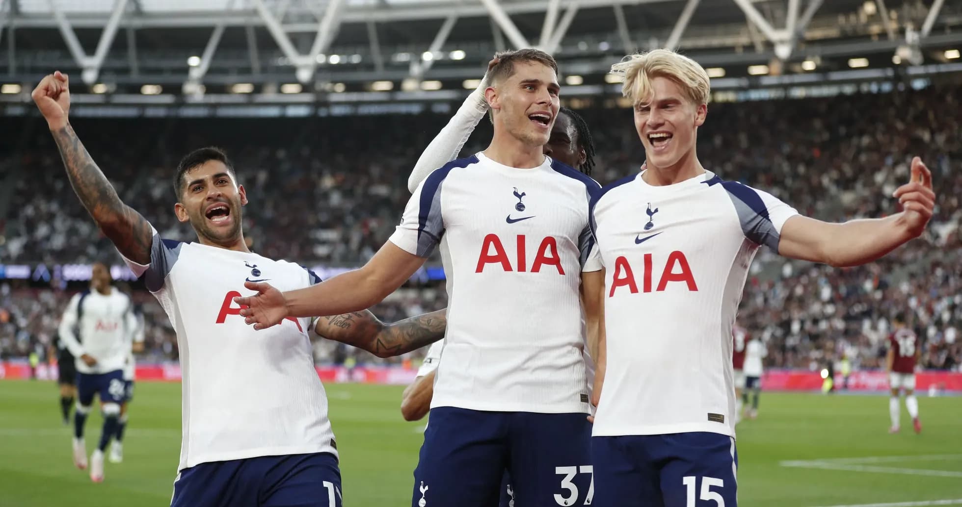 Joueurs de Tottenham célébrant un but au stade