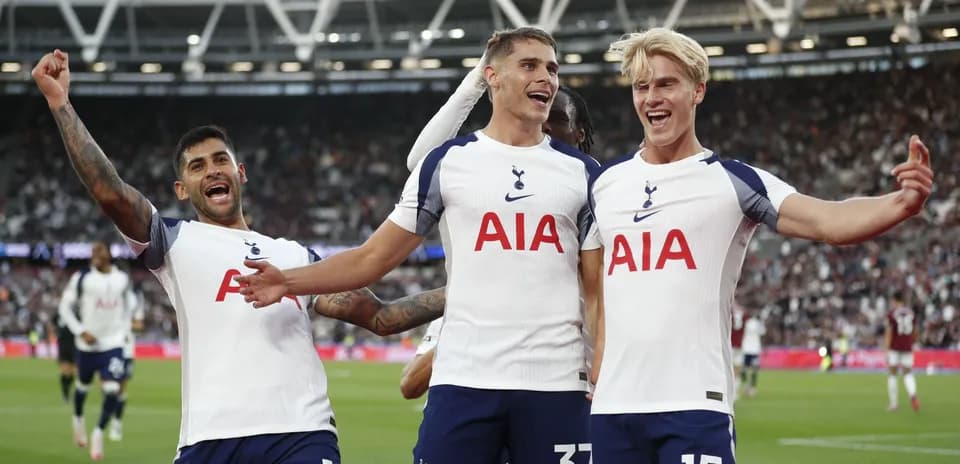 Joueurs de Tottenham célébrant un but au stade