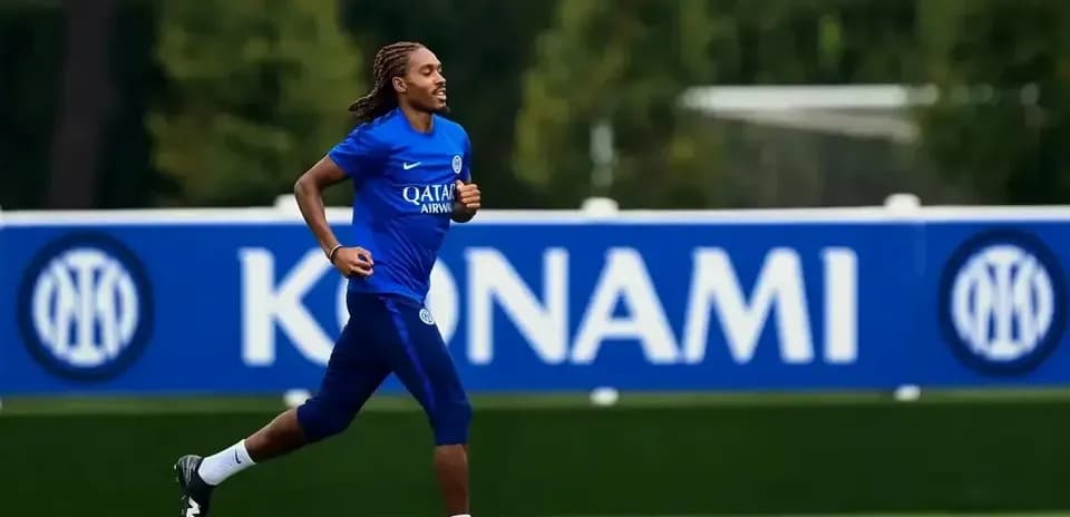 Joueur courant sur le terrain d'entraînement de Chelsea