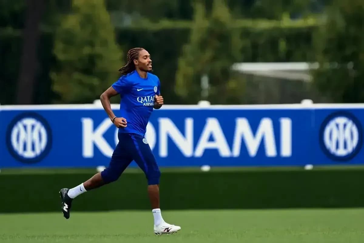 Joueur courant sur le terrain d'entraînement de Chelsea