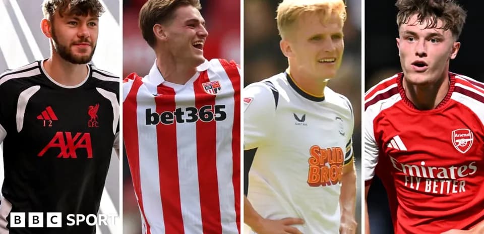 Quatre joueurs de football en maillots d'équipes différentes
