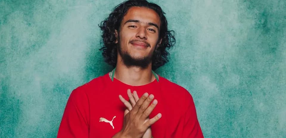 Joueur en maillot rouge avec mains jointes