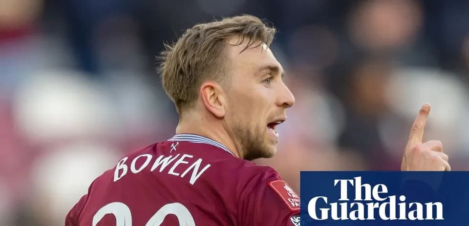 Joueur de football en maillot maroon avec numéro 20