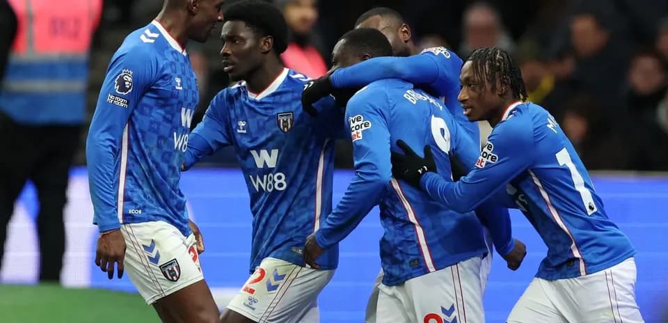 Joueurs célébrant un but lors d'un match