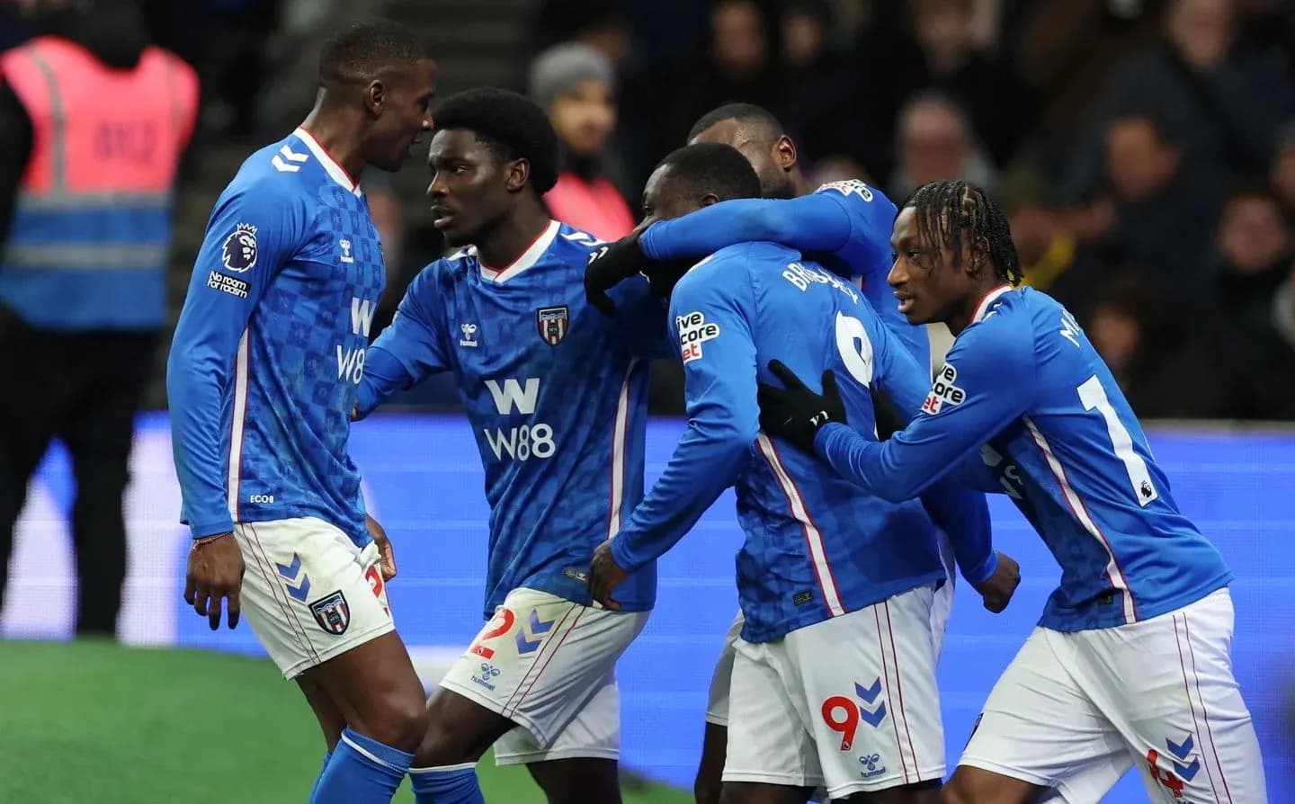 Joueurs célébrant un but lors d'un match