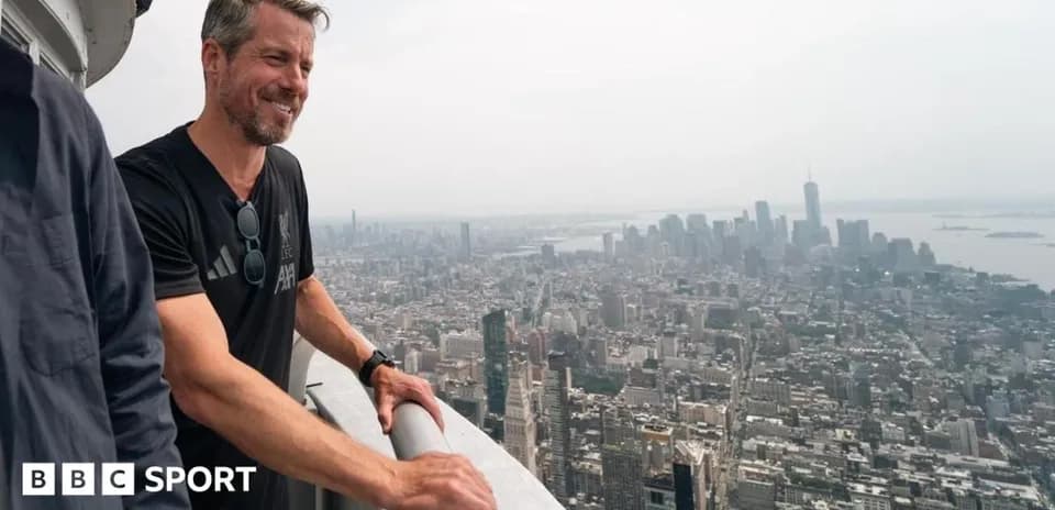Homme surplombant New York depuis un bâtiment élevé