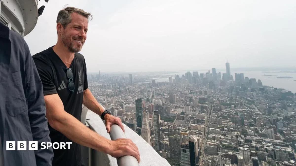 Homme surplombant New York depuis un bâtiment élevé