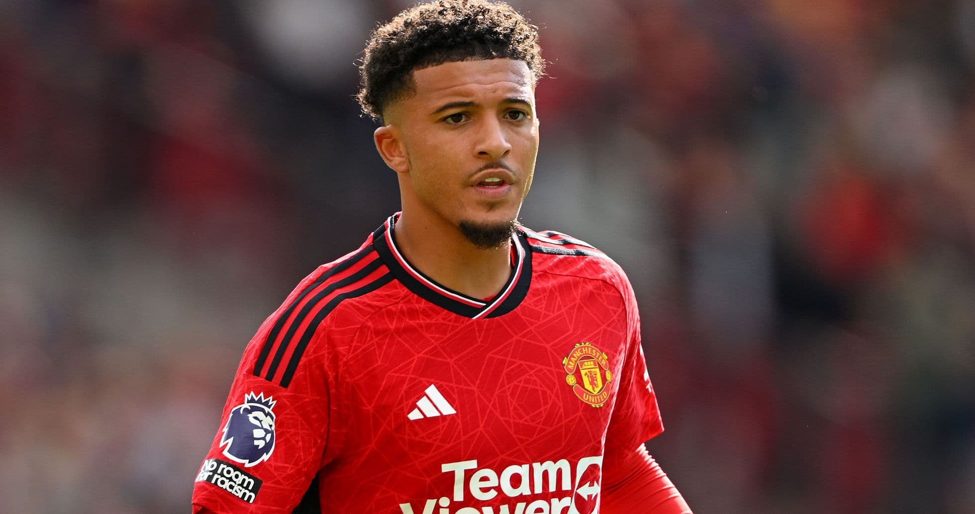 Joueur de Manchester United en maillot rouge sur le terrain