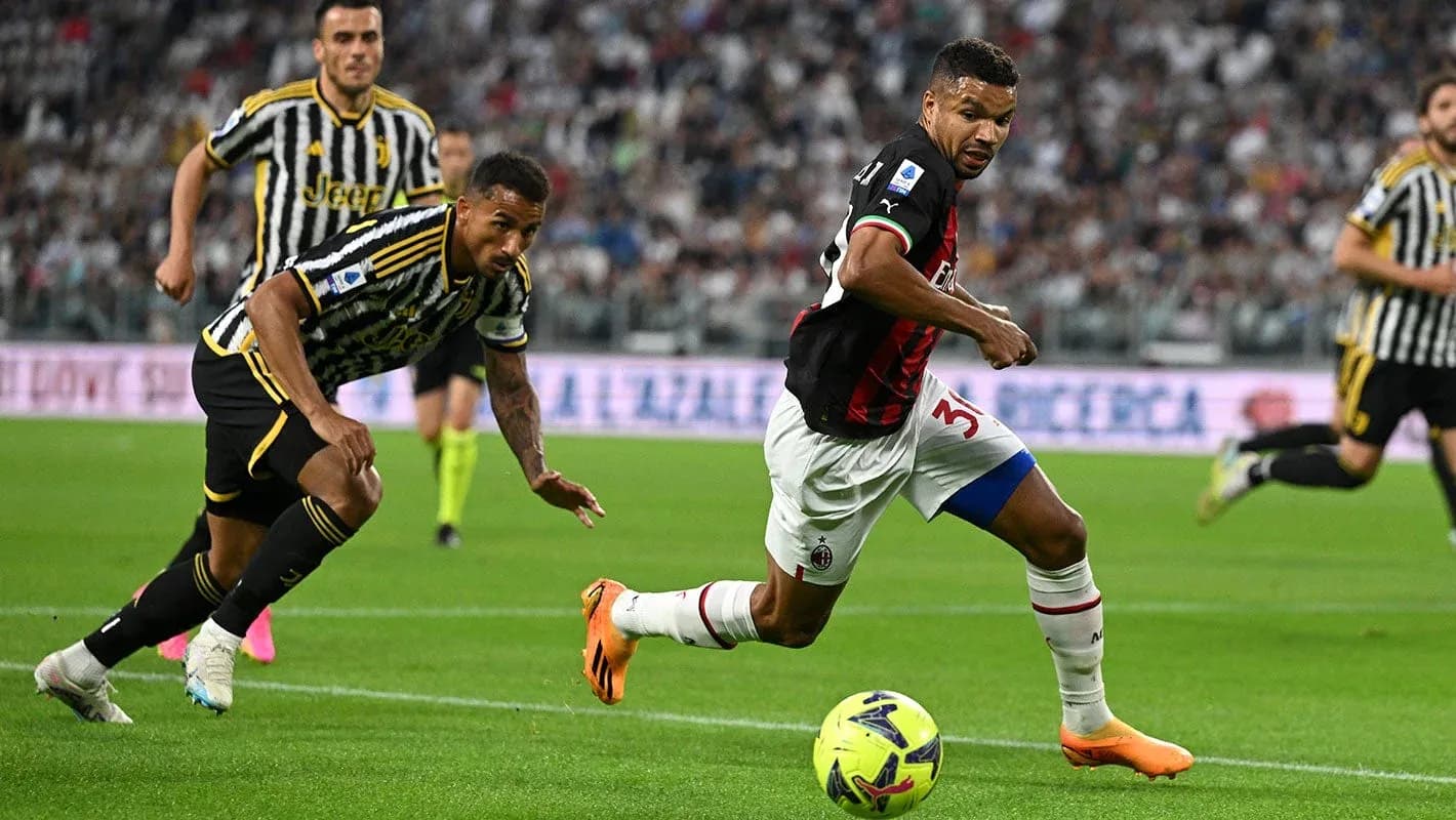Joueur de l'AC Milan en action contre la Juventus