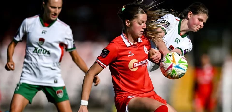 Joueuse dribblant le ballon en match de football