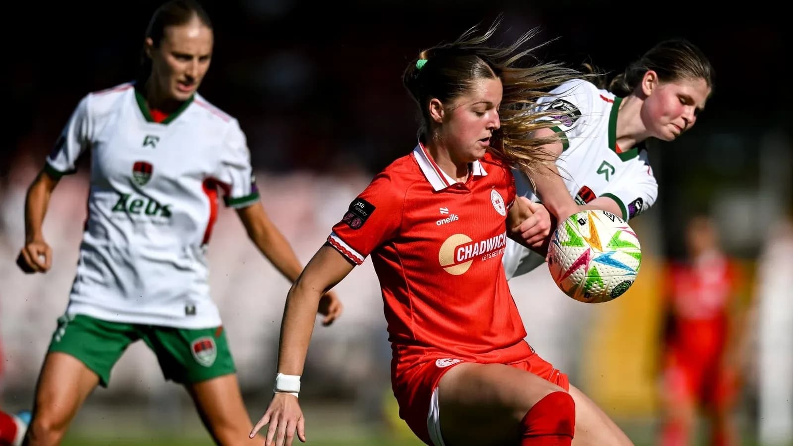 Joueuse dribblant le ballon en match de football