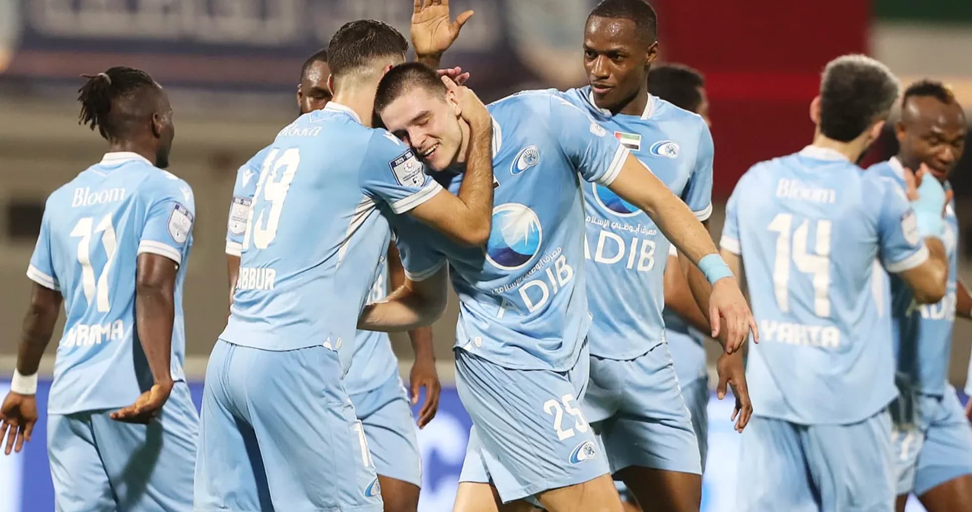 Joueurs célébrant un but lors du match