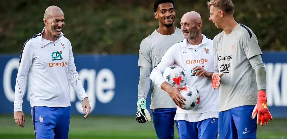 Équipe de France s'entraînant avec des ballons de football