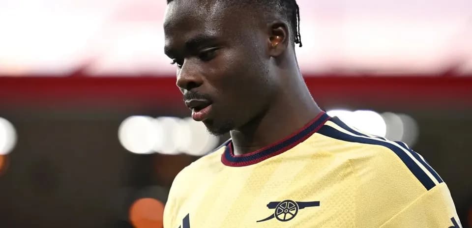Joueur d'Arsenal portant un maillot jaune sur le terrain