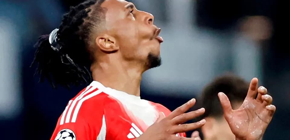 Joueur levant les mains lors d'un match de football