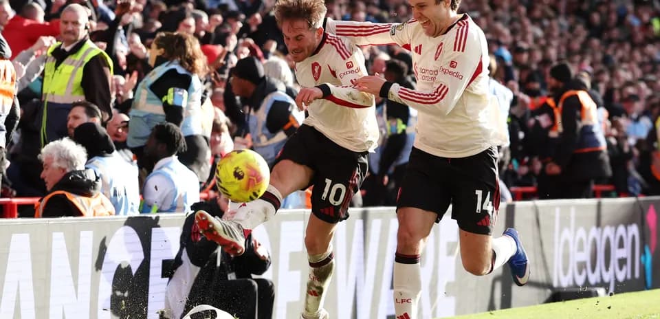 Deux joueurs de Liverpool célébrant un but