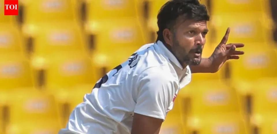 Joueur de cricket lançant la balle sur le terrain