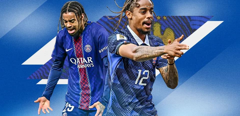 Joueur de PSG et joueur de l'équipe nationale posant