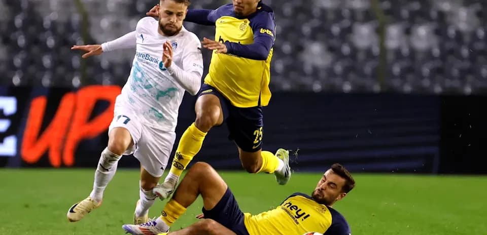 Joueur dribblant entre deux adversaires pendant un match