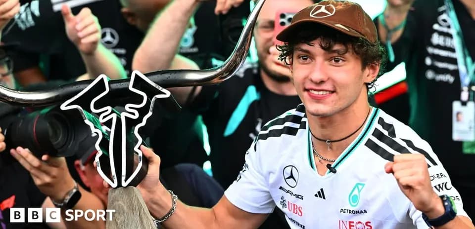 Pilote tenant un trophée avec des fans en arrière-plan