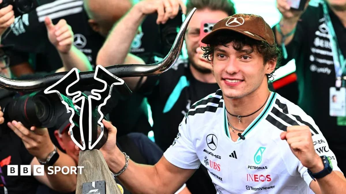 Pilote tenant un trophée avec des fans en arrière-plan