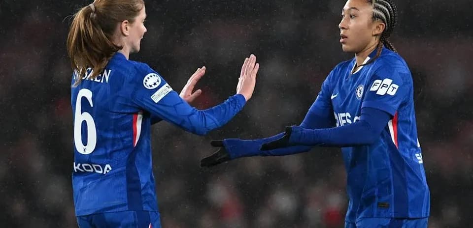 Joueuses de Chelsea se saluant sur le terrain