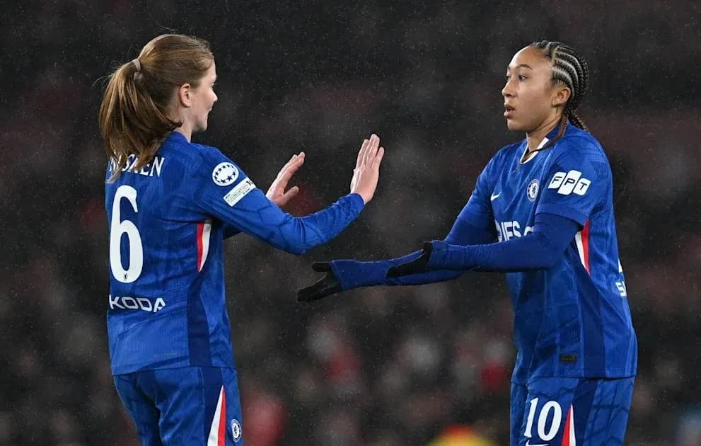 Joueuses de Chelsea se saluant sur le terrain