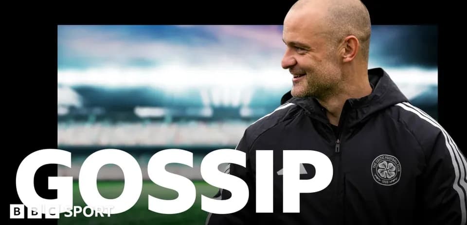 Entraîneur souriant devant un stade de football
