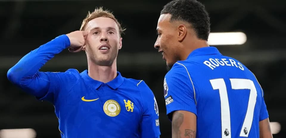 Joueurs de Chelsea célébrant un but ensemble